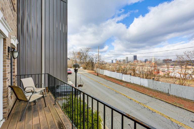 2 Mi to Market Sq! Row House w/ Dedicated Office — photo 3