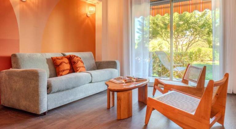 Serviced apartment with terrace, yard & private pool | Suitable for remote work | Dogs allowed in Antibes