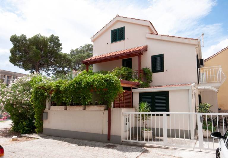 Vacation home with garden & patio | City view in Omis