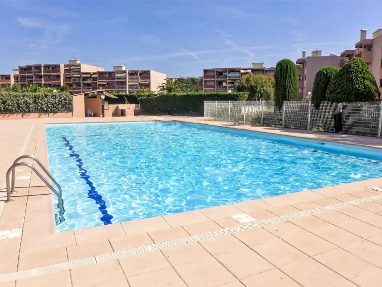Holiday apartment with pool & garden in Toulon