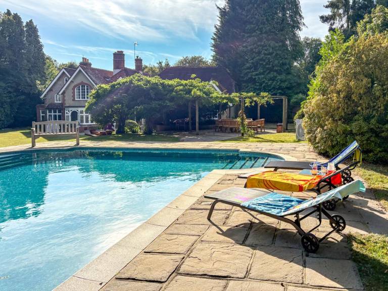 6 Bed in Haslemere oc c34083