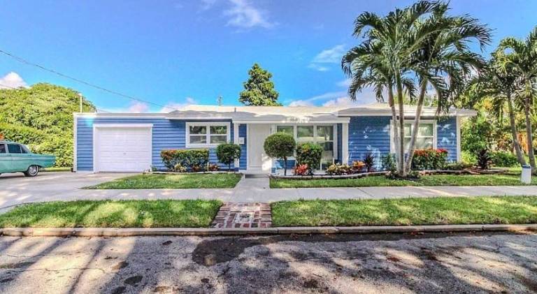 House with jacuzzi | Pets are welcome in West Palm Beach, FL