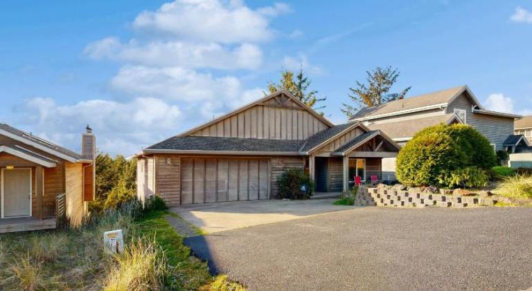 Vacation home with hot tub in Tillamook, OR