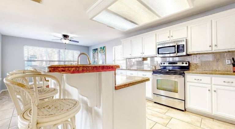 Vacation home with jacuzzi & pool | Pet-friendly — photo 5