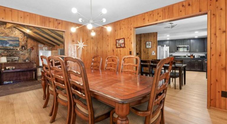 Fox & Swan Chalet - Beautiful ranch style home with Hot Tub and a Game Room with Arcade Games! — photo 5