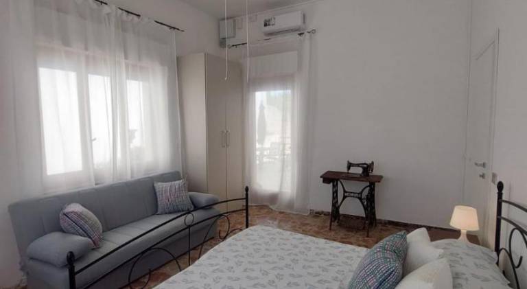 Rental apartment with terrace & yard — photo 2