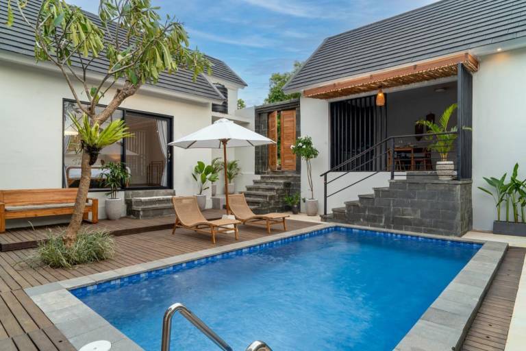 Vacation home with terrace, garden & pool in Pecatu