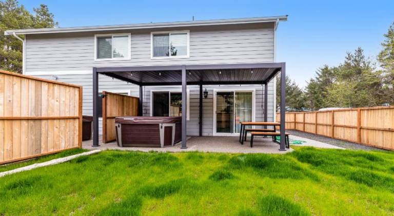Vacation home with jacuzzi in Westport, WA