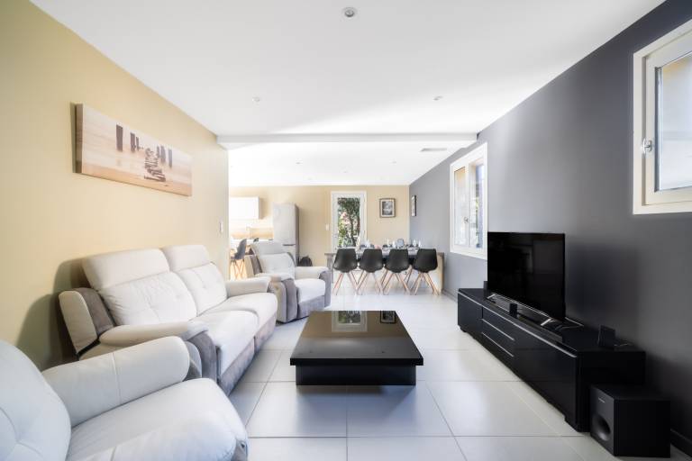 Family-oriented ample vacation home with private pool, yard & terrace | Pets allowed — photo 2