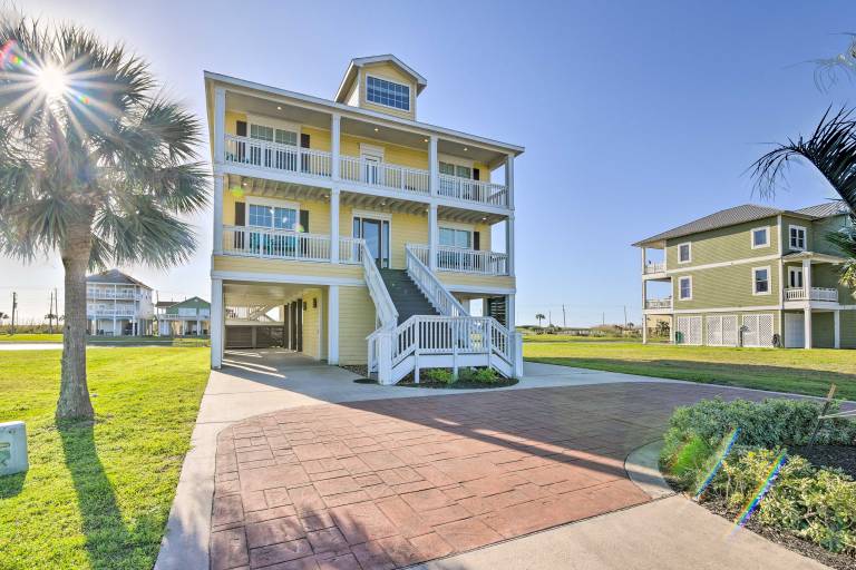 Bay Views! Family-Friendly Galveston Resort House in Galveston, TX