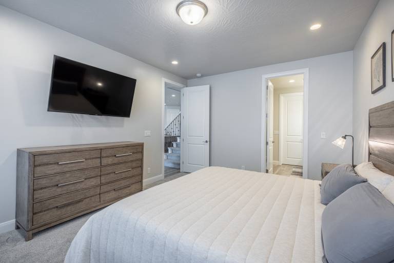 Fully equipped ample vacation home with heated pool, BBQ & hot tub | Golf view | Pets allowed — photo 5