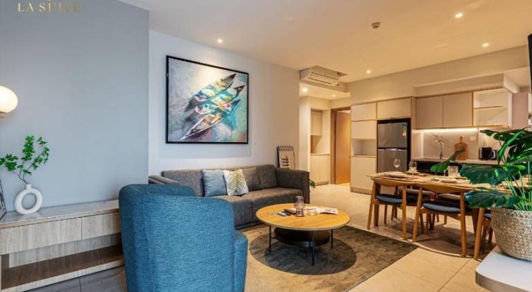 Serviced apartment with terrace, pool & yard — photo 3