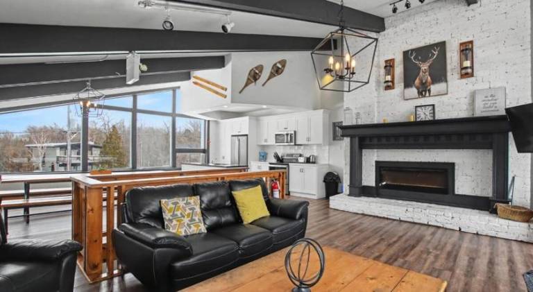 Mountain Trail-Smart TV-Self Check-In-Full Kitchen-Balcony-BBQ in The Blue Mountains, ON