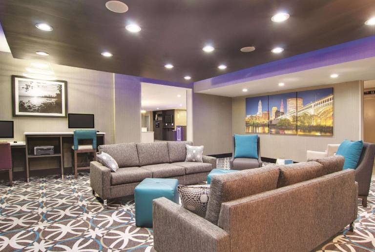 La Quinta Inn & Suites by Wyndham Cleveland Airport West — photo 2