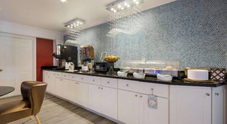 Centerstone Inn & Suites — photo 5