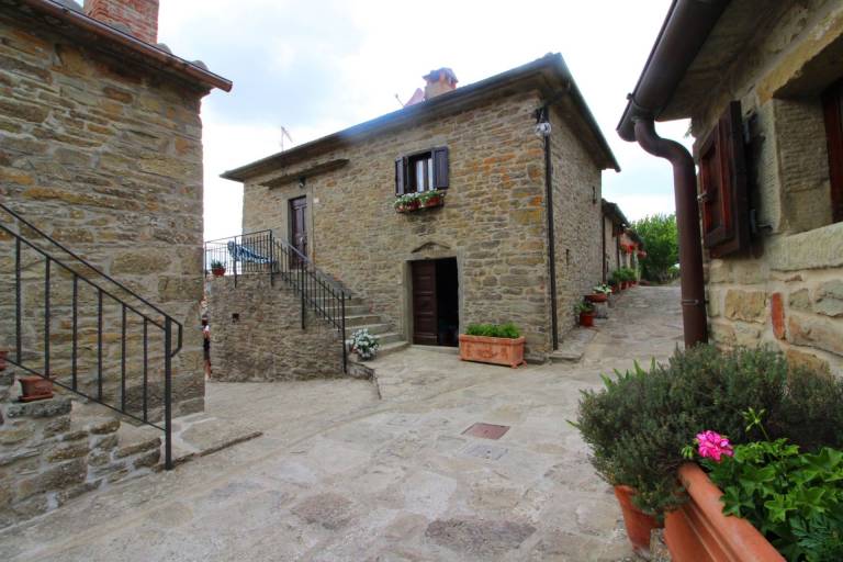 Small house in an old hamlet with two double rooms, panoramic swimming pool in shared use. Quiet and in Cortona