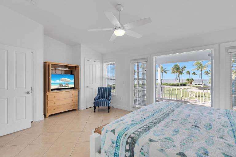 Waterfront luxury Villa (14) with spectacular sunset views and boat slip — photo 4