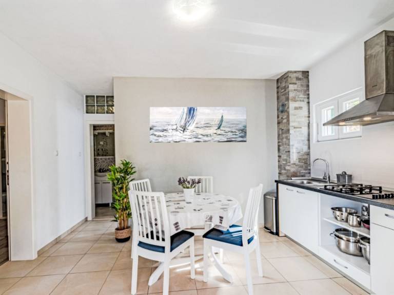 Vacation home with patio, BBQ & yard | Sea view | Pets allowed — photo 4