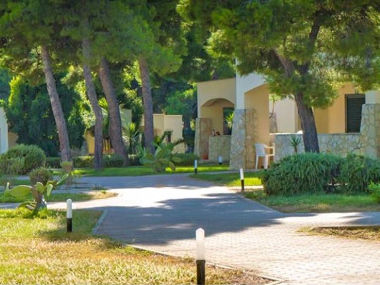 Family-oriented lovely rental apartment with patio & pool | Close to the beach | Dogs allowed — photo 4