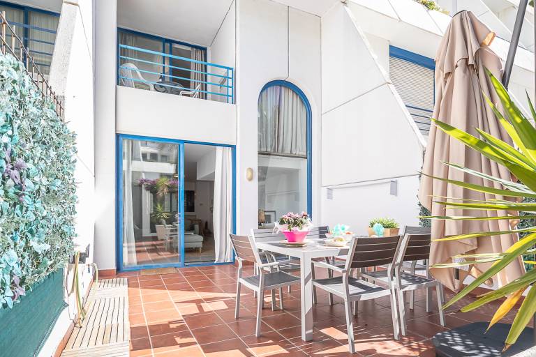 Apartment with pool, yard & terrace in Marbella