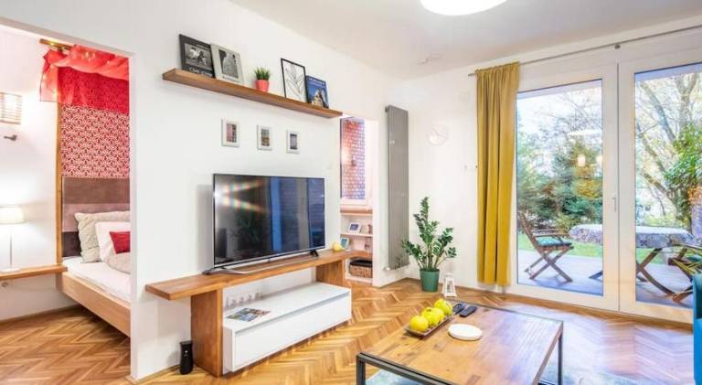 Cozy Apartment with Garden in the Castle District — photo 2