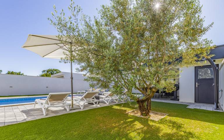 Child-friendly vacation home with BBQ, private pool & patio | Pets allowed — photo 2