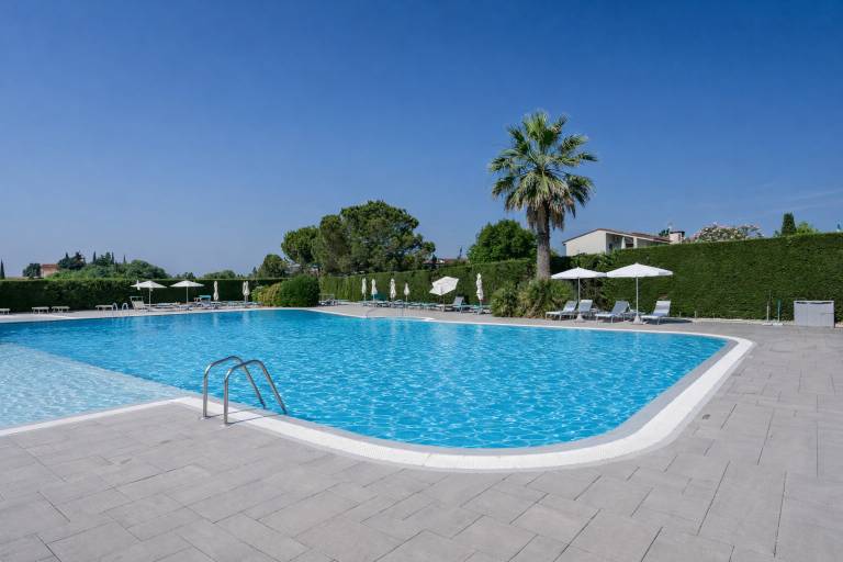 Rental apartment with pool, terrace & yard — photo 4