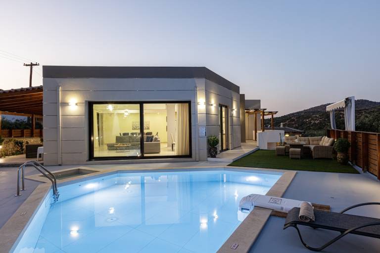 Villa with private pool, jacuzzi & patio — photo 5