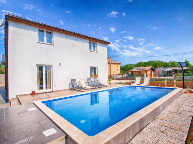 Spacious vacation home with private pool, grill & terrace | Pet-friendly — photo 2