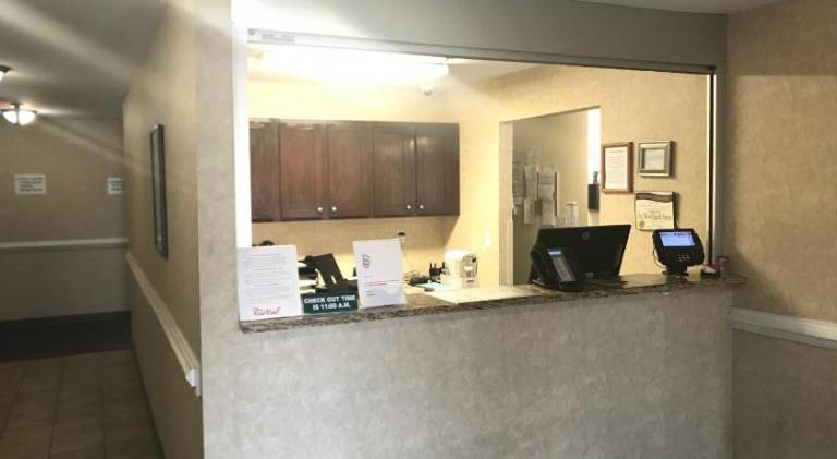 Red Roof Inn & Suites Dickinson — photo 4