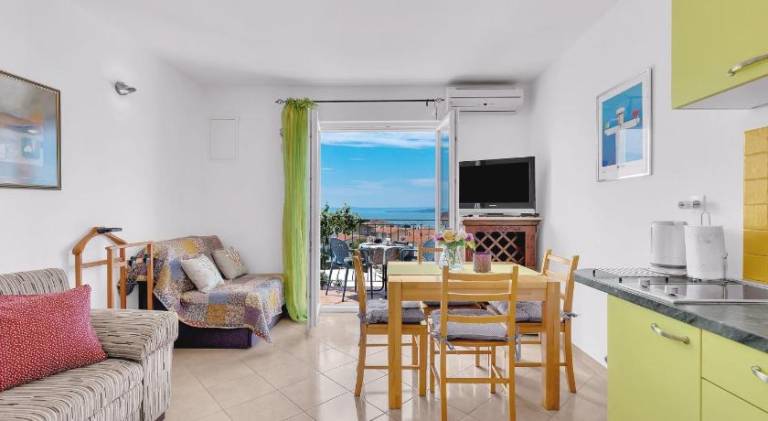 Holiday apartment with terrace & garden — photo 3