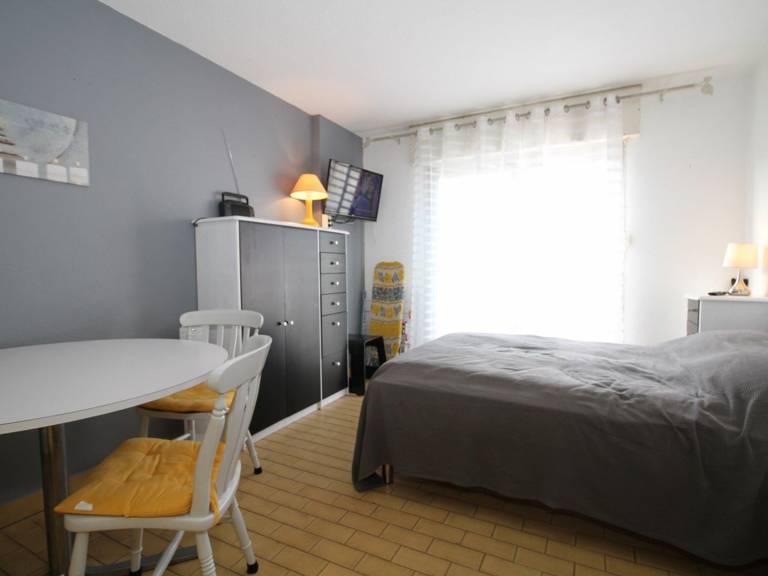 Cozy 2-Star Studio with Parking, Balcony & Modern Amenities Near Thermes — photo 5