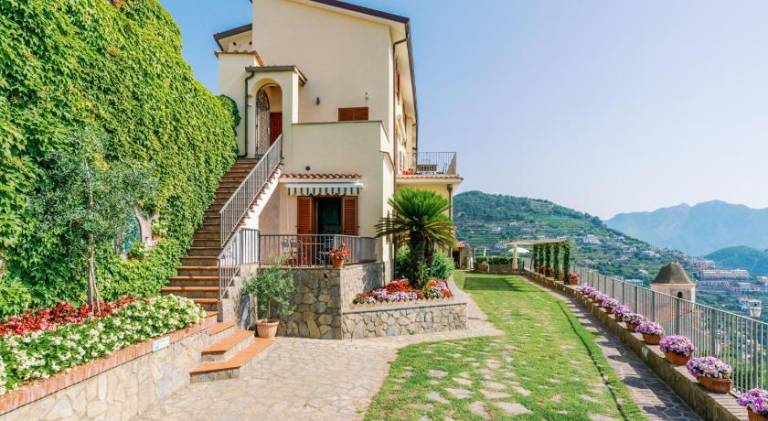 Villa with pool — photo 4