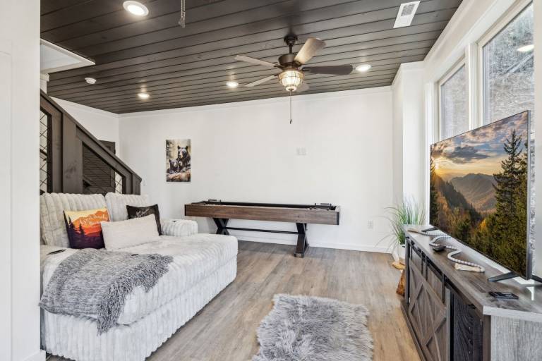 Stairway To Heaven: Modern Secluded Cabin with Hot Tub – Minutes from Pigeon Forge, & Gatlinburg — photo 3