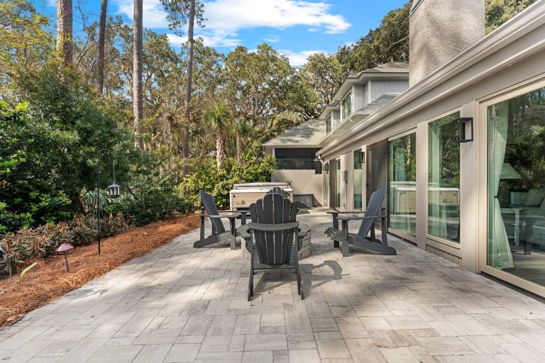 House with jacuzzi, heated pool & barbecue | Lake view | Suitable for remote work in Hilton Head Island, SC