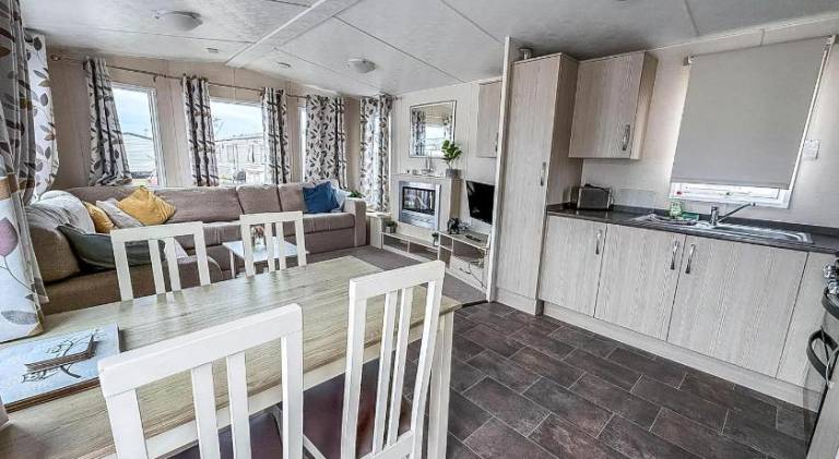 Great 6 Berth Caravan In Essex At St Osyth Beach Holiday Park Ref 28018Mv — photo 4