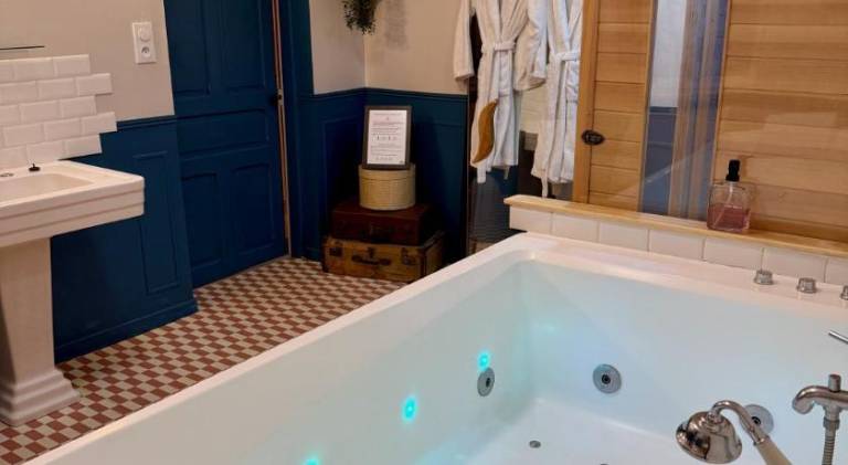 Rental apartment with hot tub & pool — photo 2