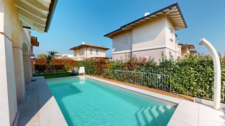 Villa with private pool & yard in Manerba del Garda