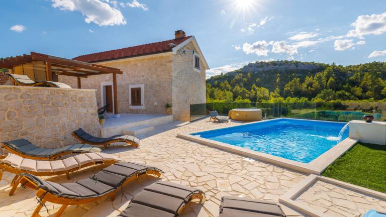 Villa with sauna, yard & patio in Dubrovnik