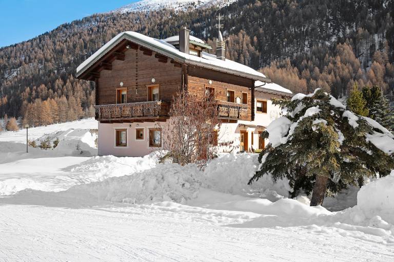 Baita del Sole Appartamento 2 with Mountain View, Wi-Fi, Terrace & Garden in Livigno