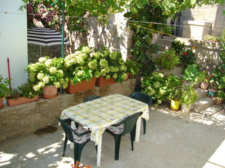 Apartment with patio & garden | Garden view — photo 2
