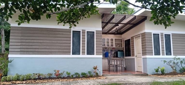 House with 1 room for 10 persons in Iloilo