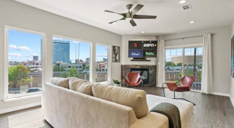 Ample vacation home with pool | Next to Texas State Capitol | Perfect for remote work | Dogs allowed in Austin, TX