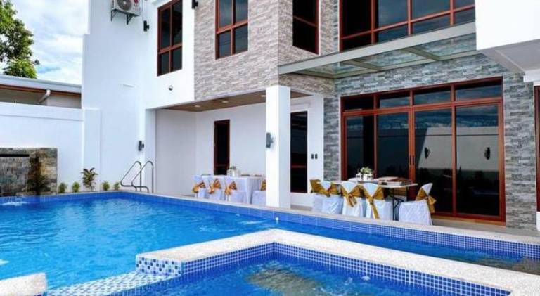 Villa with pool, yard & hot tub | Pet-friendly — photo 4