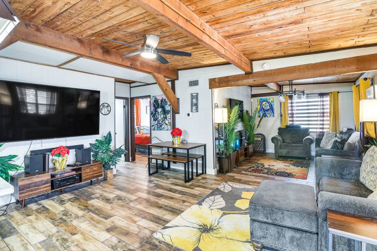 < 1 Mi to Beach! Galveston Gem w/ Outdoor Oasis — photo 3