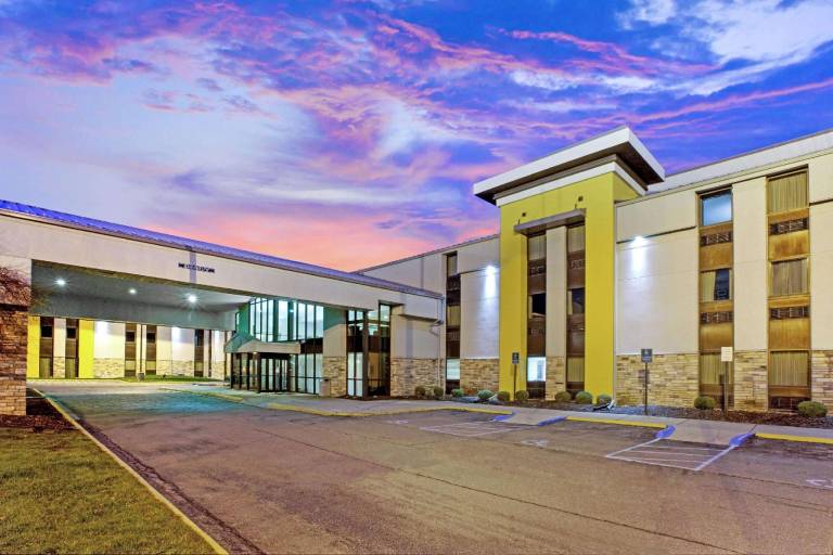 La Quinta Inn & Suites by Wyndham Detroit Metro Airport — photo 4