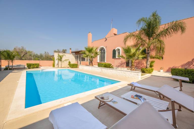 Villa with BBQ, private pool & yard — photo 5