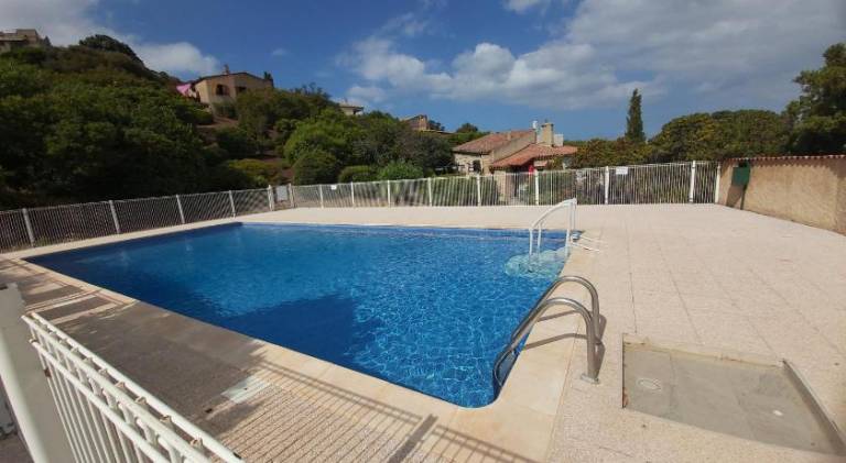 Apartment with pool — photo 4