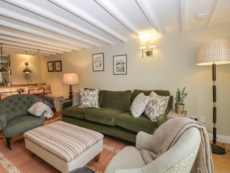 Child-friendly cottage with yard | Pets allowed in Warwick