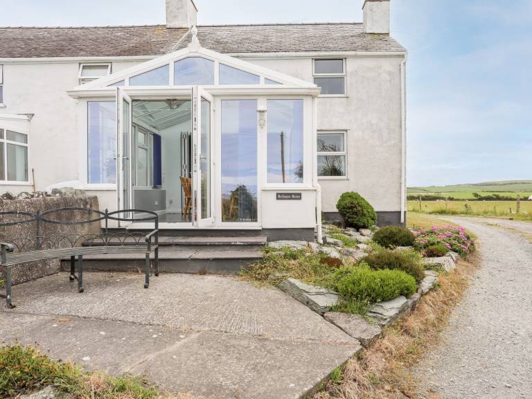 Family-oriented nice cottage with garden | Beach view | Pet-friendly in Holyhead